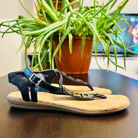 Aerosoles Navy Thong Sandals with Gold Detailing | Size 6.5 - Picture 4 of 13